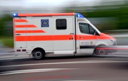 Ein Krankenwagen ist mit Blaulicht auf Einsatzfahrt