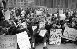 Am 30. Oktober 1962 demonstrieren Studenten gegen die Verhaftungen von Spiegel-Redakteuren.  FOTO: GÖTTERT /DPA 