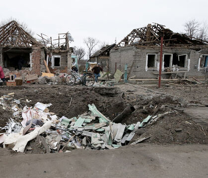 Ein Krater ist im Dorf Jasnohirka in der ostukrainischen Region Donezk vor Häusern zu sehen, die im Januar 2025 durch russischen