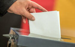 Ein Wähler wirft seinen Stimmzettel in die Wahlurne. Das Bundesverfassungsgericht hatte im Juli 2024 entschieden, dass die Wahlr