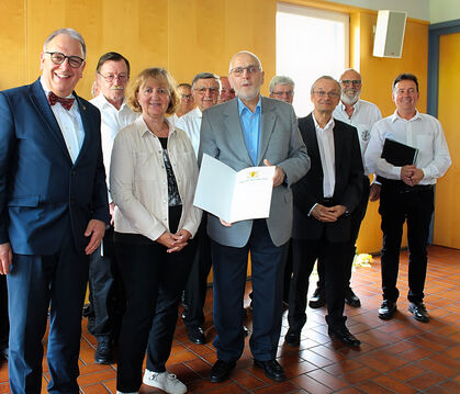 Reinhard Wehrmann (Mitte) erhielt Urkunde und Ehrennadel von Oberbürgermeister Thomas Keck (1. Reihe links). Bezirksbürgermeiste