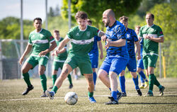 Nico Zemmer (am Ball) vom TSV Eningen im Zweikampf mit Namik Ilhan vom TSV Hirschau. 