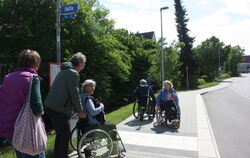 Wie barrierefrei ist Ofterdingen? Das testeten am Mittwoch unter anderem Kreisbehindertenbeauftragte Silvia Pflumm (ganz rechts)