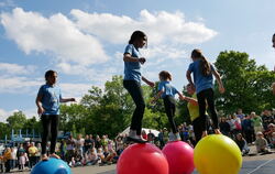 Akrobatisch feierte der Gönninger Sport- und Freizeitclub der Wolpertinger mit den Zirkuskindern seinen vierzigsten Geburtstag.