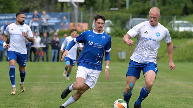 Fussball, Maenner, Saison 2024/25, VL, Verbandsliga, Wuerttemberg, wfv Immer einen Schritt zu spät: Pfullingens Robin Hiller (links) gegen Schwäbisch Hall und Verteidiger-Kante Joshua Leon Voigt.