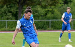 Mit 52 Jahren immer noch am Ball: Riederichs Coach Volker Joos.