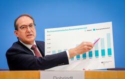 Der deutsche Innenminister Alexander Dobrindt (CSU) stellte am Dienstag den Bericht des Verfassungsschutzes vor. 