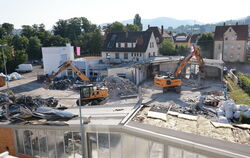 Die Werkstatthalle ist schon fast verschwunden: die beiden Bagger machen auf dem ehemaligen Schänzlin-Gelände ganze Arbeit. 